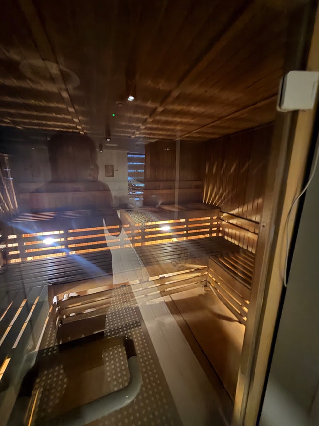 Stylish studio - Gym, Sauna, Cinema and bills incl Main Photo