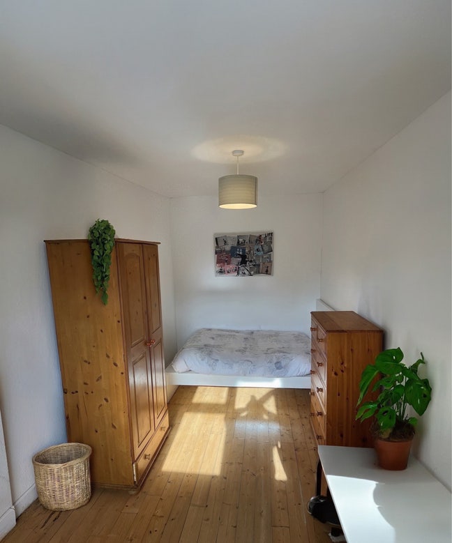 Large Double Bedroom - Lovely Share Home Main Photo