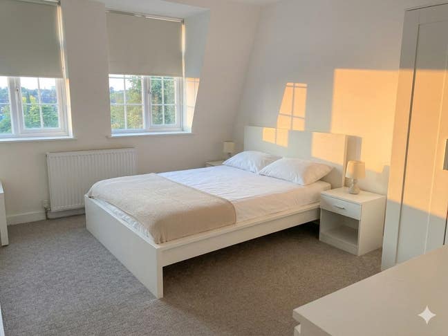Ensuite Room Available Now! Gunnersbury Park!  Main Photo