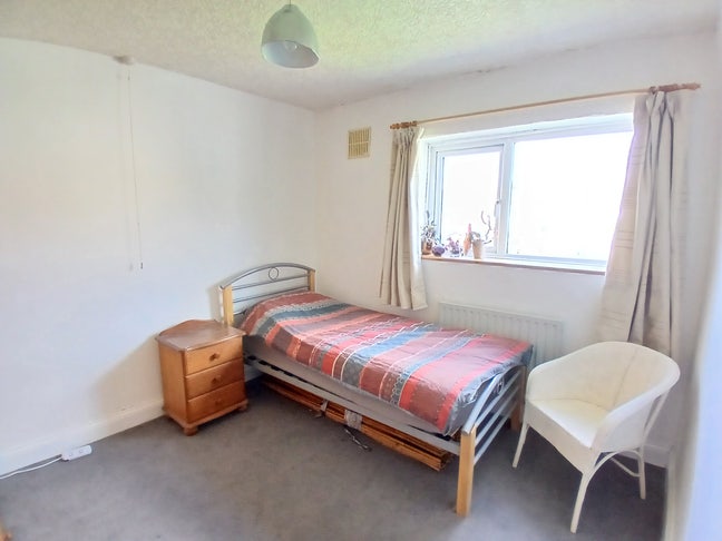 Quiet, Comfortable Room, Garden & Parking included Main Photo