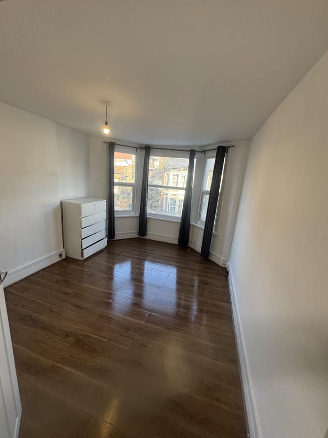 Stylish 2-Bedroom Flat near Willesden bus Garage  Main Photo