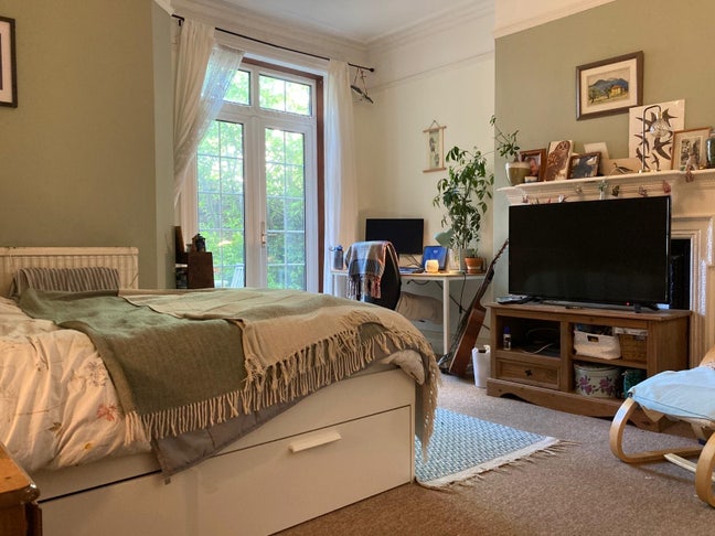 One double room available in sociable house Main Photo