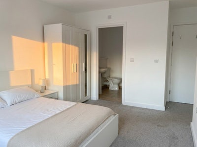 Ensuite Room Available Now! Gunnersbury Park!  Main Photo
