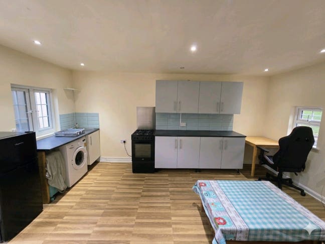 Bright Double Room in Clean, Modern Flat IG6 Main Photo