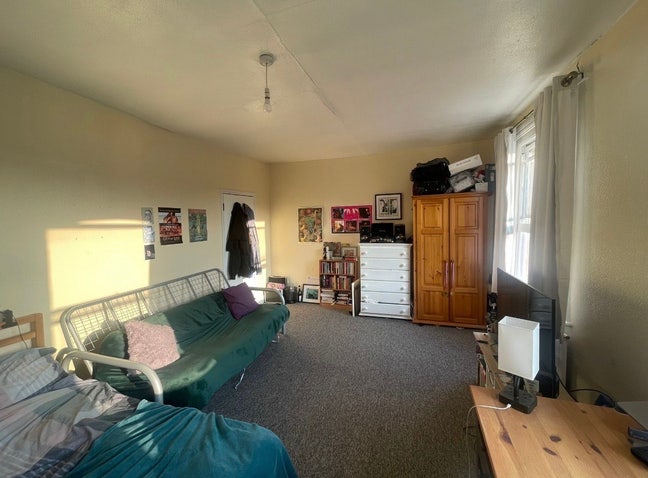 Double room with two large windows on top floor Main Photo