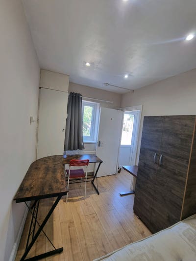 Single and Double 2 rooms Ilford ig1 Main Photo