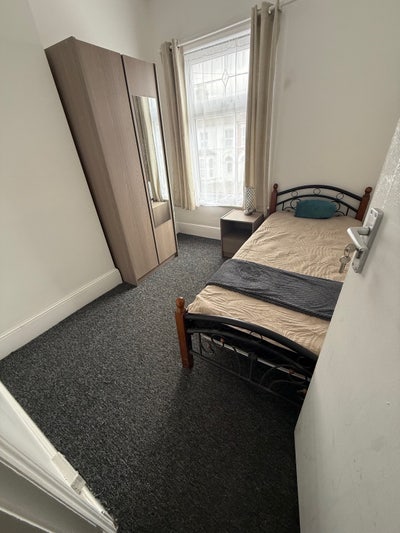 Spacious furnished double room available  Main Photo