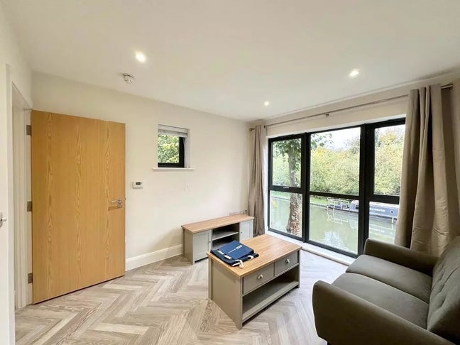 Spare room for rent with own bathroom Main Photo