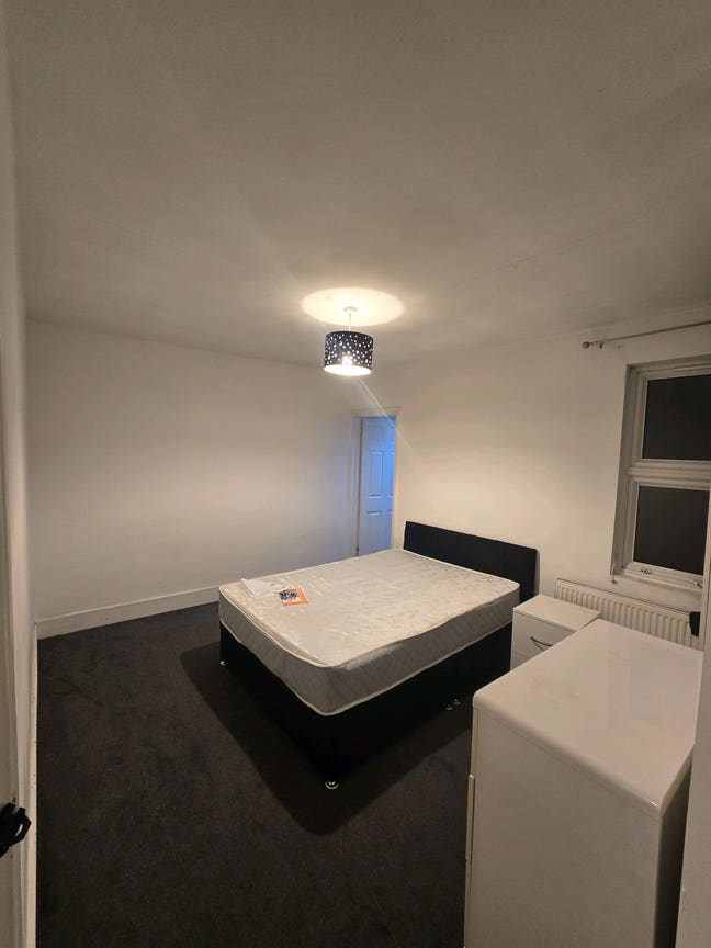 Large Double room with single room (2 rooms in 1) Main Photo