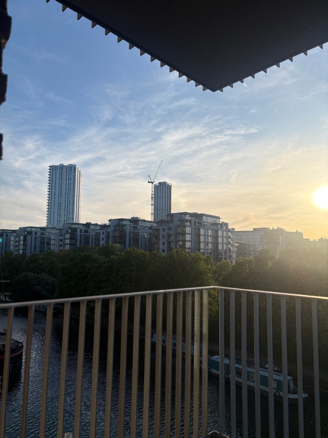 Single bedroom in family home  Main Photo