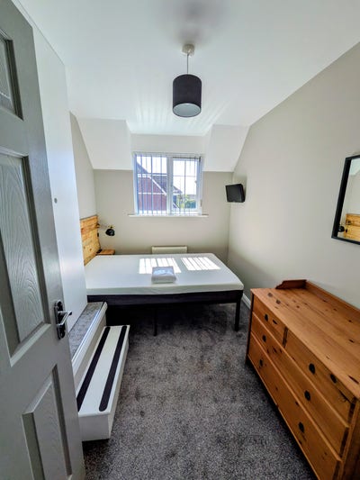 Single room with small double bed in Horndean Main Photo