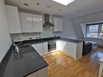 HUGE 2 Bed Flat only, DBL Room in Ealing Area Main Photo
