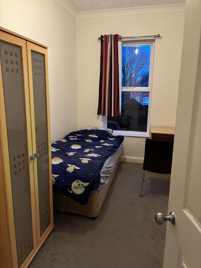 I have a spacious room for single person  Main Photo