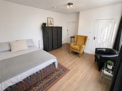 Large 1 Bedroom Flat Available in Shirley Main Photo