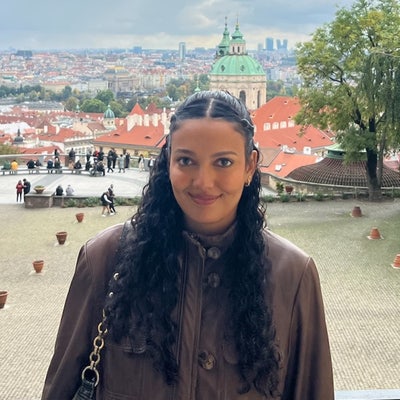 Young professional female seeking buddy ups! Main Photo