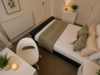 🔑 Room in RG6! Great Location Main Photo