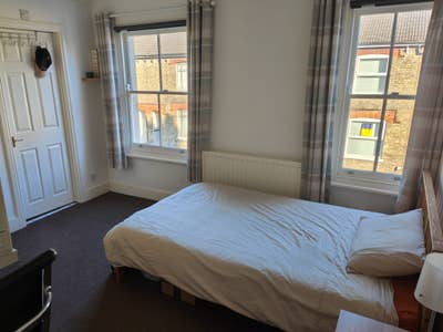 Large Ensuite Room in Prime Ministers Area! Main Photo