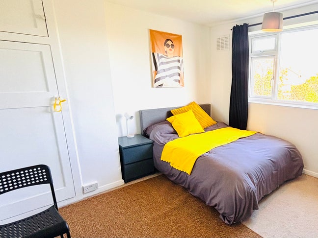 Stunning garden room - in quiet MK41 area Main Photo