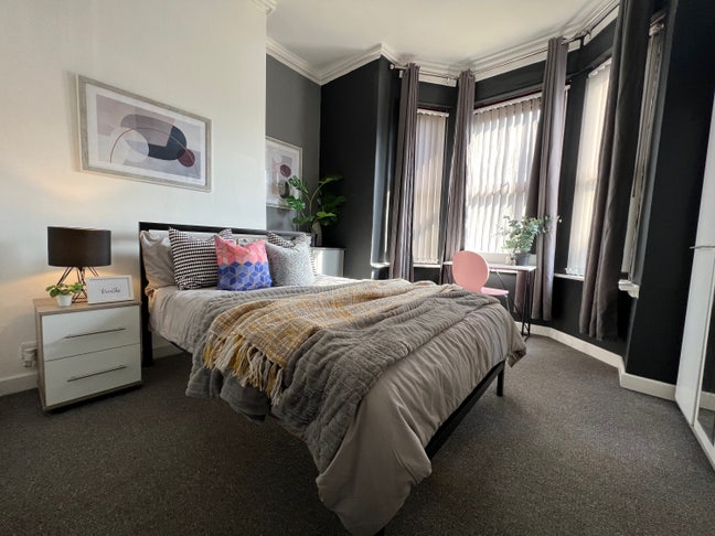 Spacious en-suite double room Main Photo