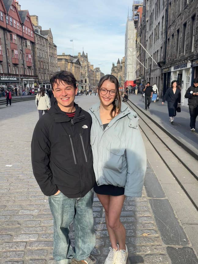 Couple looking for double occupancy room in house Main Photo