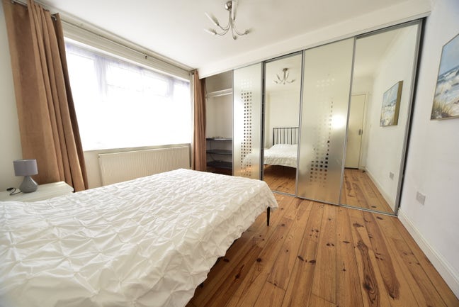 Large Bright Room  Walk to Town NO DEPOSIT Main Photo