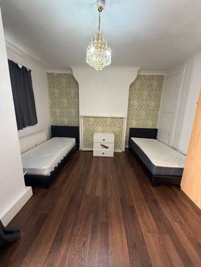 2 Double Room with balcony.  Close to Mile End   Main Photo