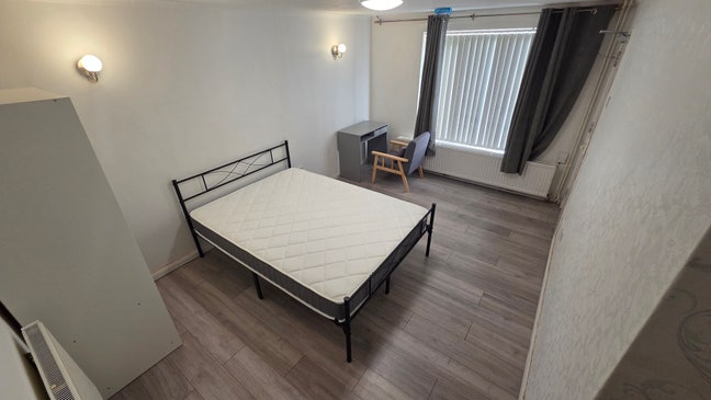 VERY LARGE Double En-Suite Room - All Bills Inc Main Photo
