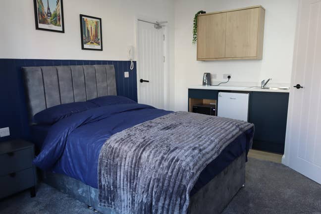 🏡 Modern Ensuite Kitchenette Room – Central PE1 Main Photo