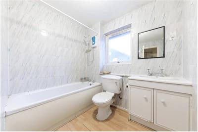 🏡 Bright 2-Bedroom Apartment | Docklands  Main Photo