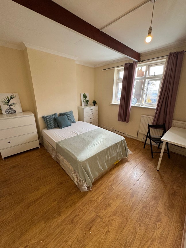 Big Double Room Close to Station-Available Now Main Photo