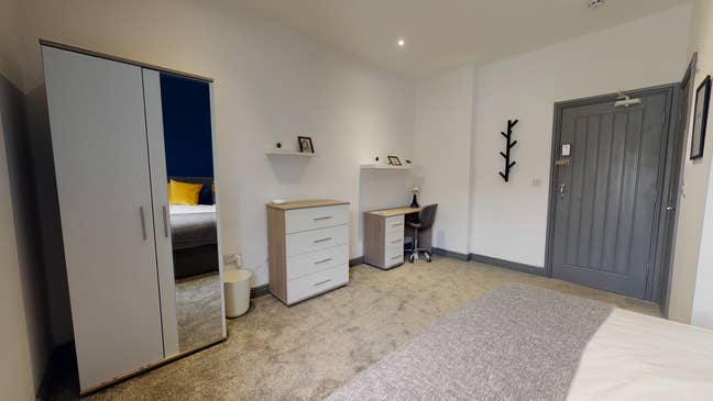 Fully Furnished Modern En-Suite Room Available! Main Photo