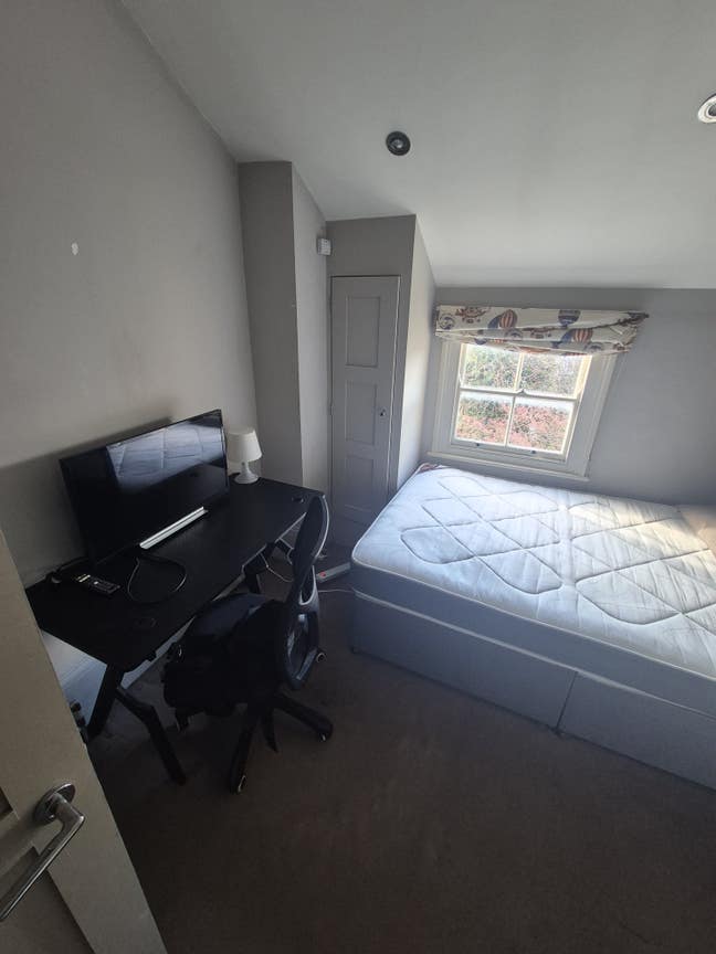 Double Bedroom Available in Very Quiet Neiborhood Main Photo