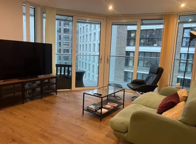 Spacious room + private bath in a 2 bed flat Main Photo