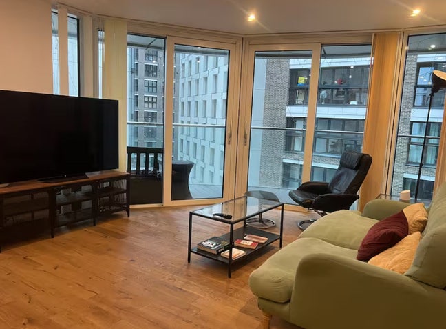 Spacious room + private bath in a 2 bed flat Main Photo