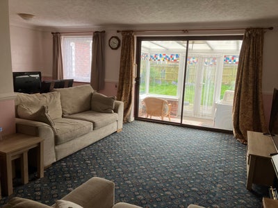 Quiet bungalow. Double bed  with garden and lounge Main Photo