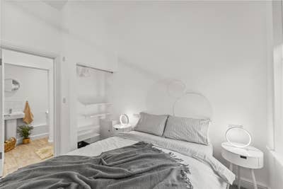 Studio Flat - Close to City Couples Welcome! Main Photo