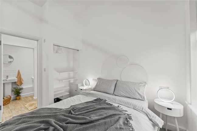Studio Flat - Close to City Couples Welcome! Main Photo