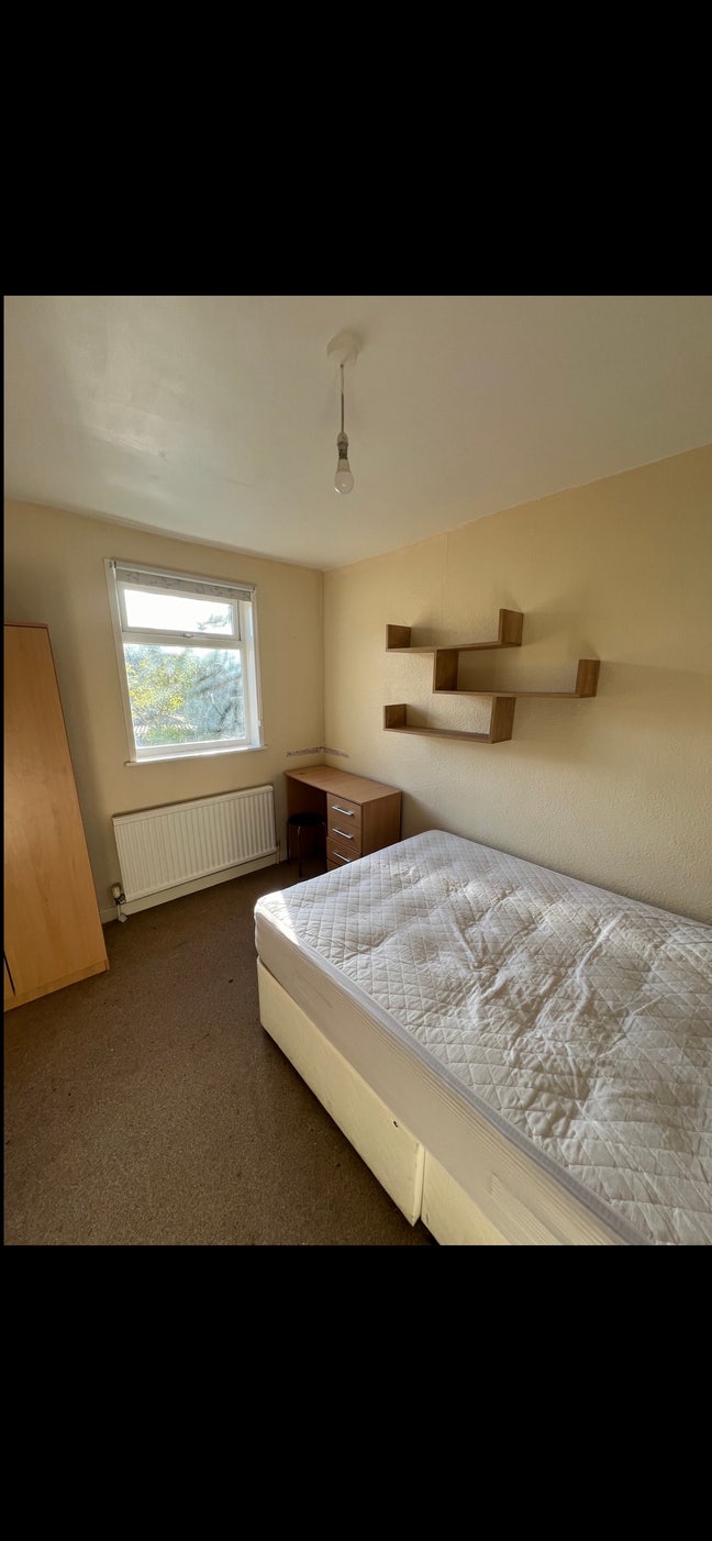 Middle floor furnished single room Main Photo