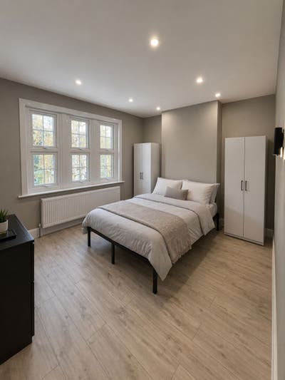 🌟 3 large double bedrooms in refurbished house  Main Photo