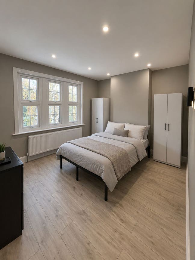 🌟 3 large double bedrooms in refurbished house  Main Photo