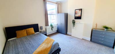 2 x Spacious Doubles - 1 minute walk to King's 🏥 Main Photo