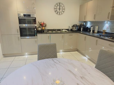 En-Suite King Size Room Near DHL - Rugby Gateway  Main Photo