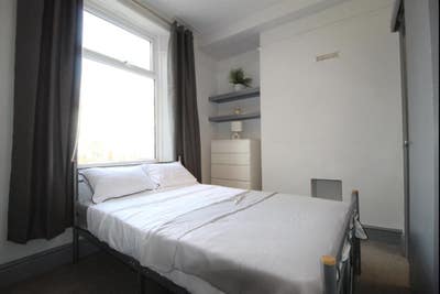  Immaculate ensuite bedroom in LS28 Main Photo