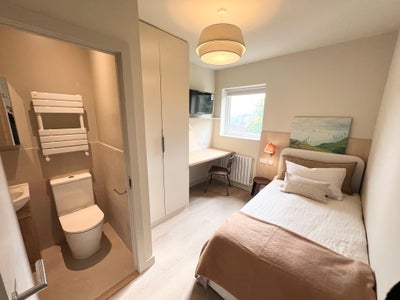 Luxury Ensuite | Private Fridge Freezer  Main Photo