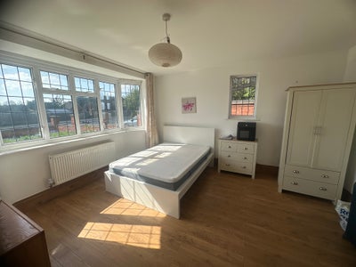 Beautiful Large House Chigwell IG7 Next to Station Main Photo