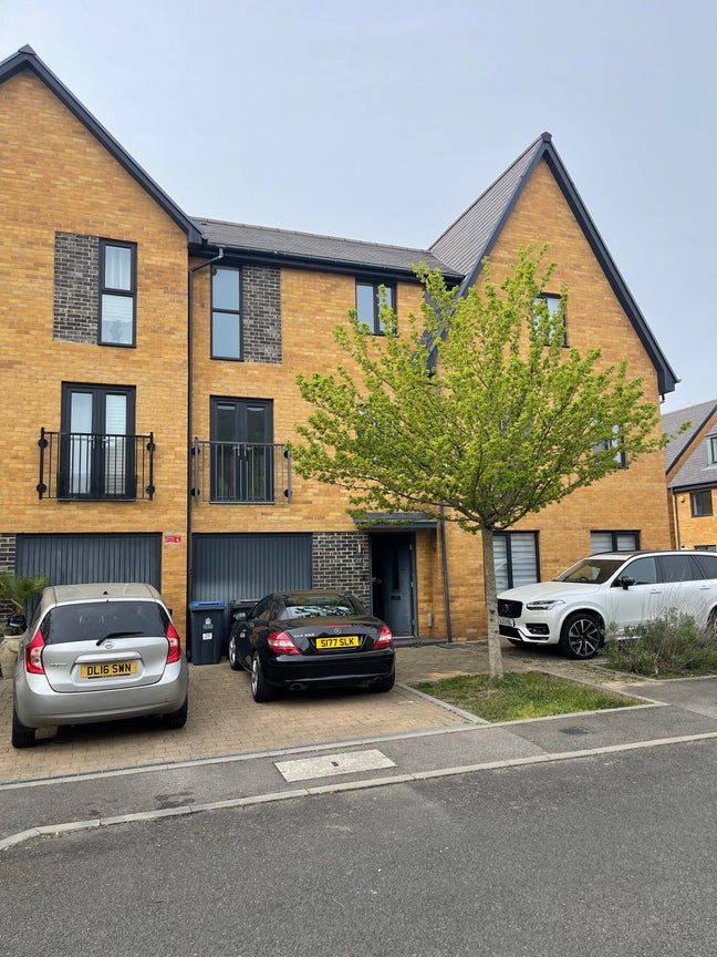 Double Room to Let Main Photo