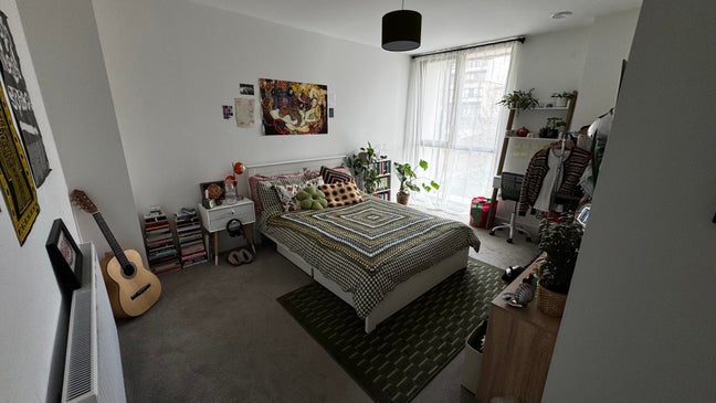 Spacious Double Bedroom in Modern Two-Storey Flat Main Photo