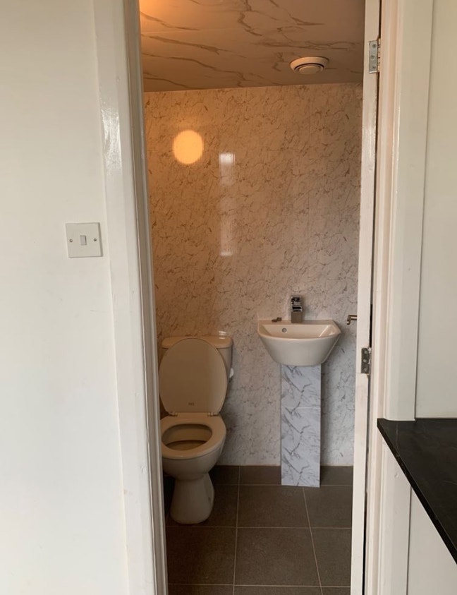 Large single room for one person  Main Photo