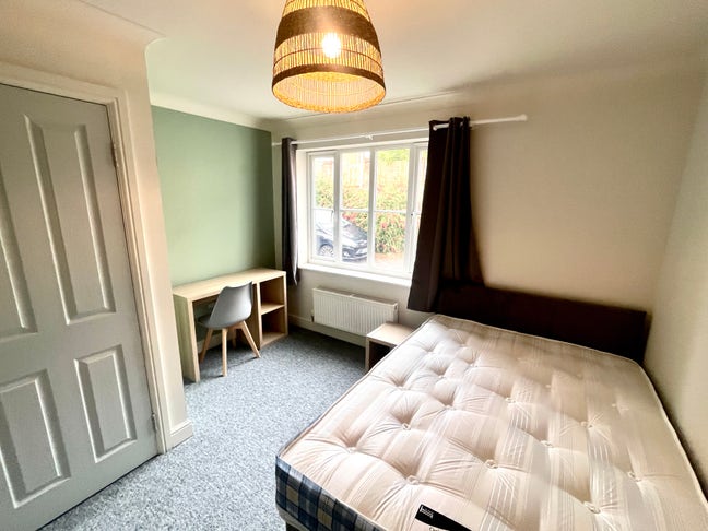 Double Ensuite Room - Caddow Road Main Photo