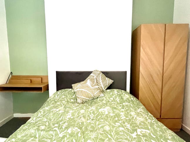 Large Double Room- Detached House on Earlham Road Main Photo